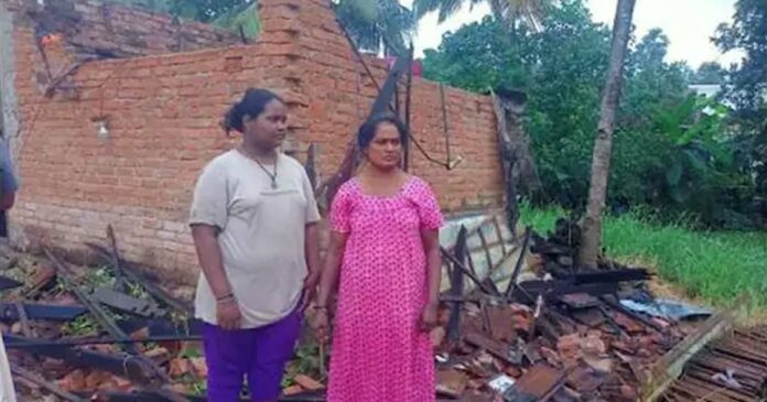 Alappuzha-heavy-rain-and-wind-causes-Home-down-mother-and-daughter