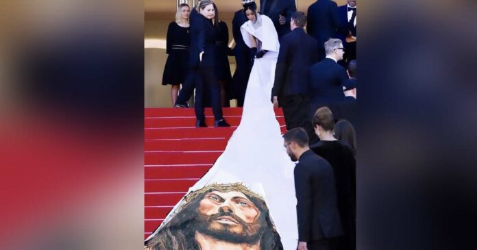 Dominican actress wears dress with image of Christ at Cannes festival; He was sent back without being allowed to take photos on the red carpet